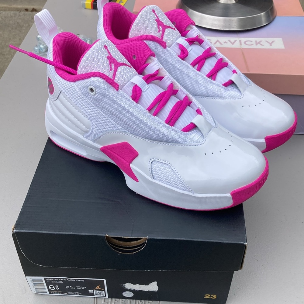 🆕🔥Jordan Max Aura 6White/Pink 6.5Y/Womens 8 - Picture 1 of 11